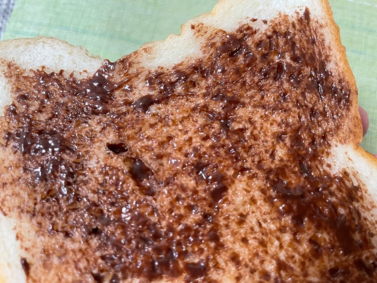 乃が美「ゴディバ監修チョコレートクリーム」を食パンに塗った画像