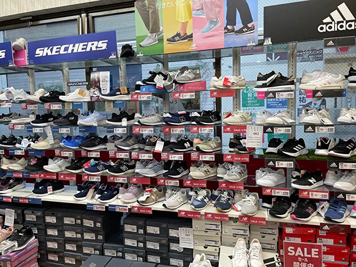 東京靴流通センターにある「スケッチャーズ」の棚の画像