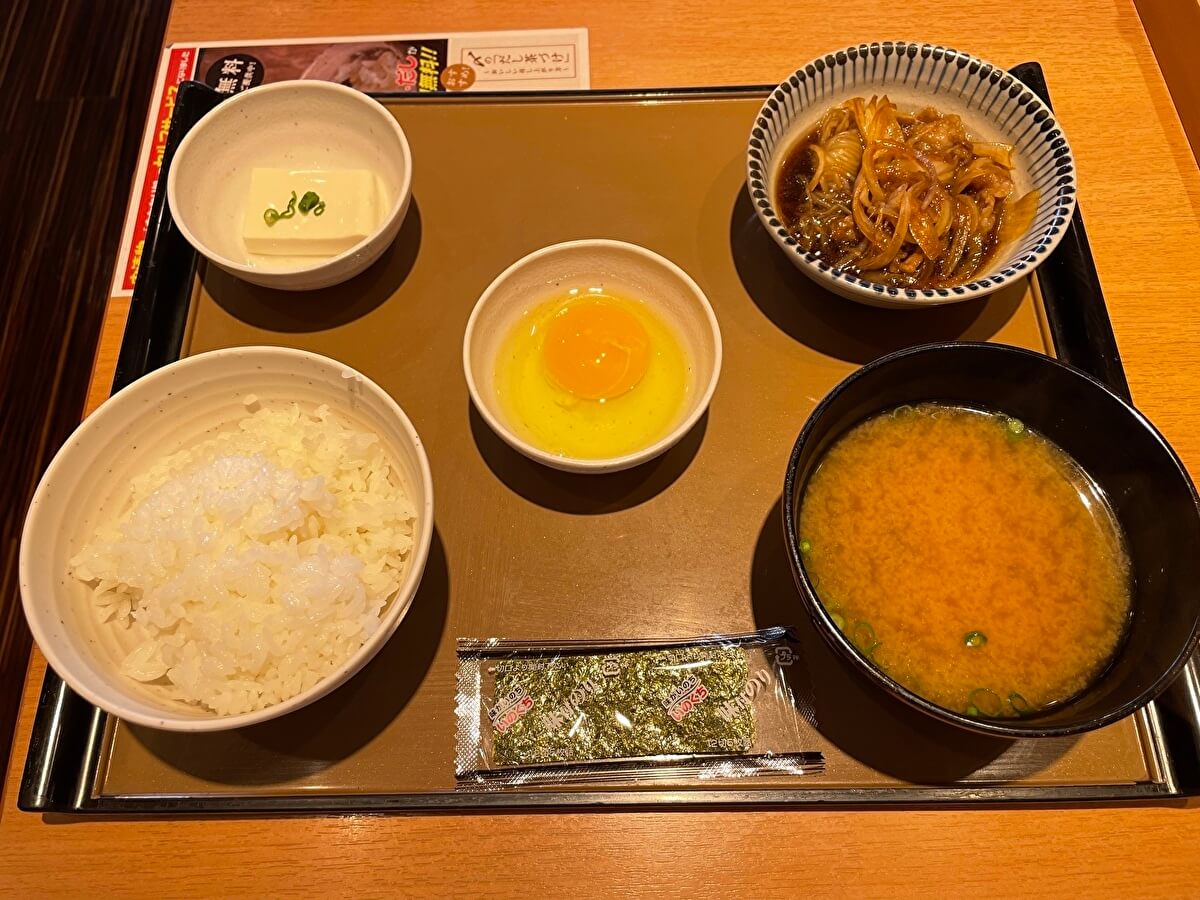 やよい軒のモーニング「ミニすき焼き朝食」の画像