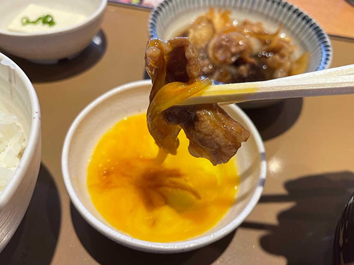 やよい軒のモーニング「ミニすき焼き朝食」の画像