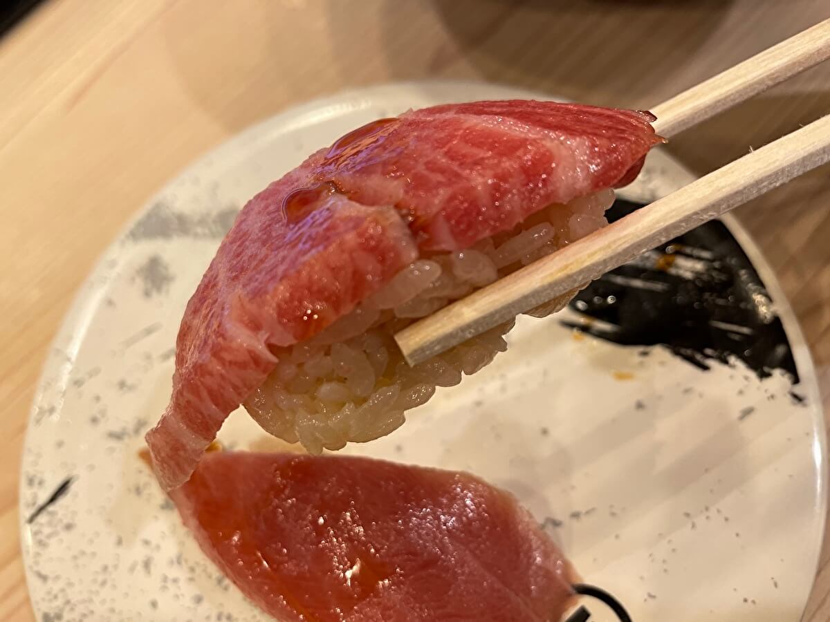 回転寿司みさきの看板メニュー・本まぐろ三貫盛の画像