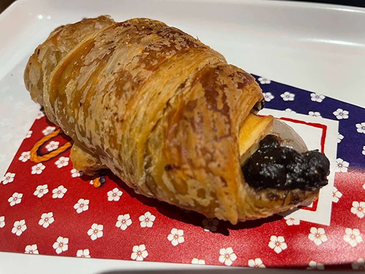 サンマルクカフェ「プレミアムチョコクロ 桔梗信玄餅 〜黒糖入り生地&黒みつきな粉もち〜」の画像