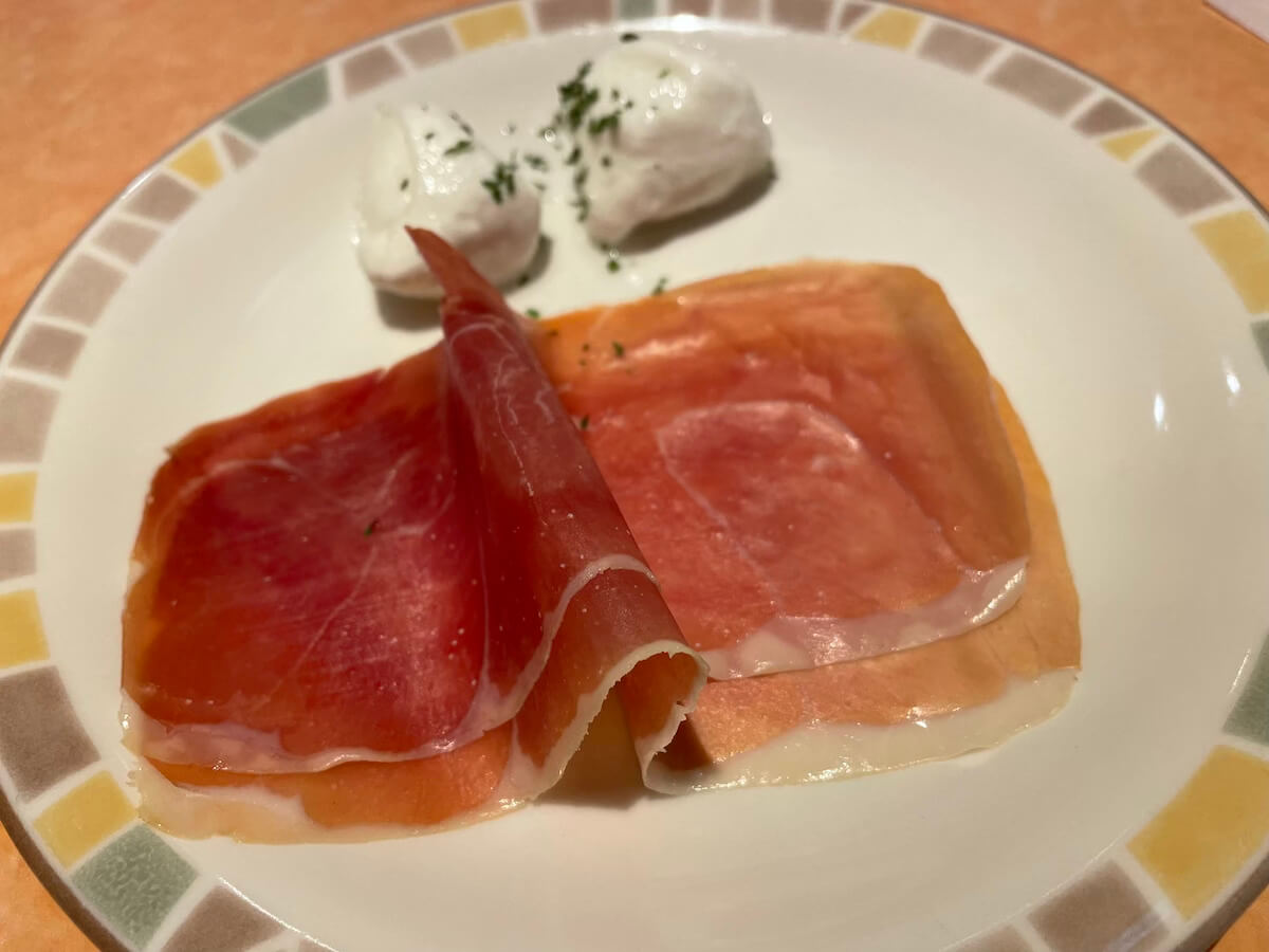 【サイゼリヤ】新メニュー「生ハムとバッフォローモッツァレラの盛り合わせ」500円、見た目以上に困ったちゃんな一皿！　の画像3