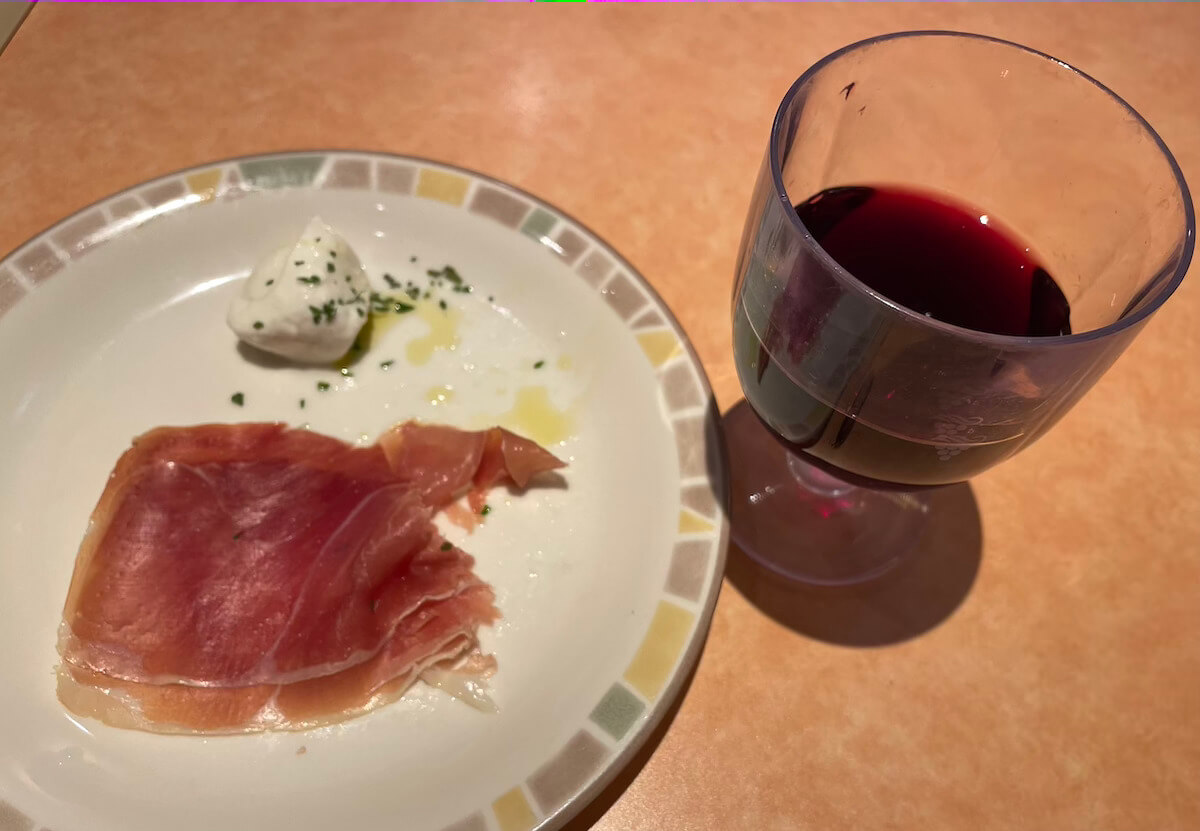 【サイゼリヤ】新メニュー「生ハムとバッフォローモッツァレラの盛り合わせ」500円、見た目以上に困ったちゃんな一皿！　の画像4