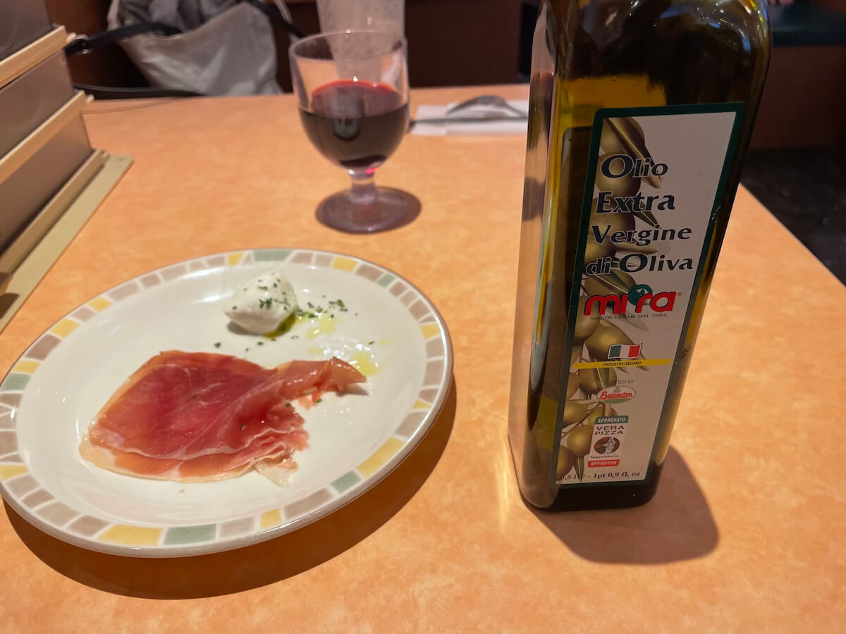 【サイゼリヤ】新メニュー「生ハムとバッフォローモッツァレラの盛り合わせ」500円、見た目以上に困ったちゃんな一皿！　の画像5