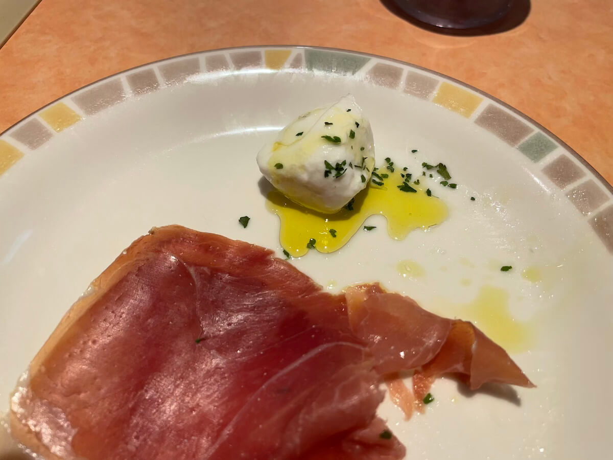 【サイゼリヤ】新メニュー「生ハムとバッフォローモッツァレラの盛り合わせ」500円、見た目以上に困ったちゃんな一皿！　の画像6