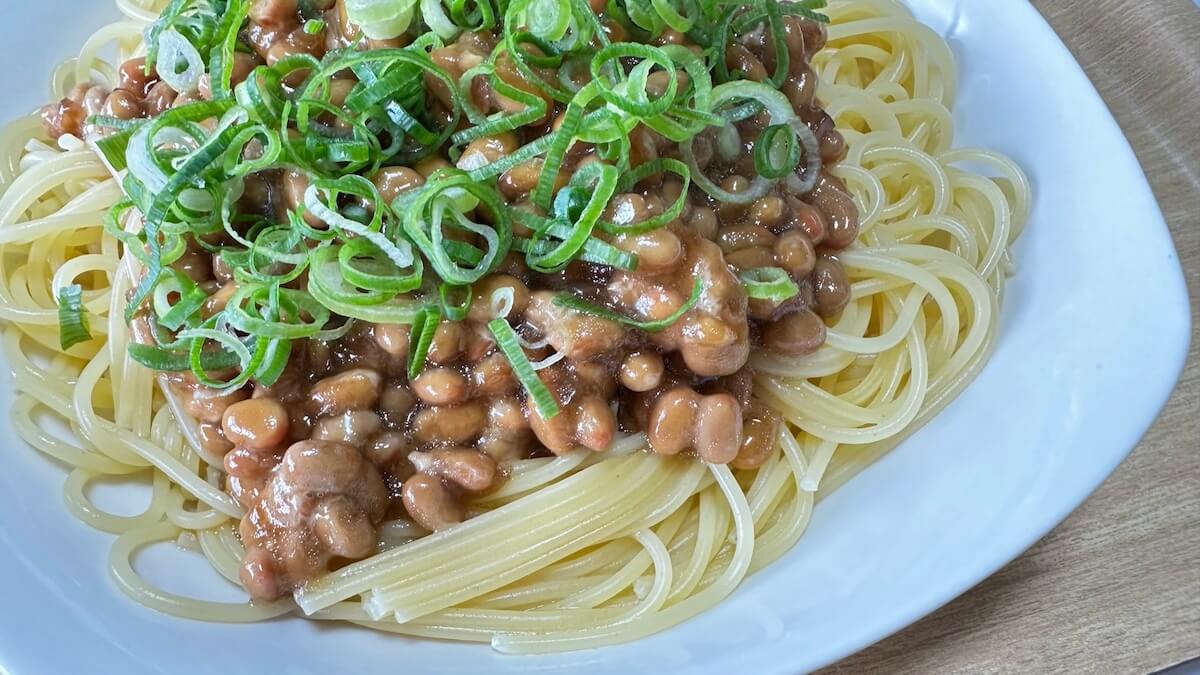 納豆好きが太鼓判、【納豆パスタ】は玉ねぎドレッシングが相性抜群！　食べ過ぎ注意レシピの画像1