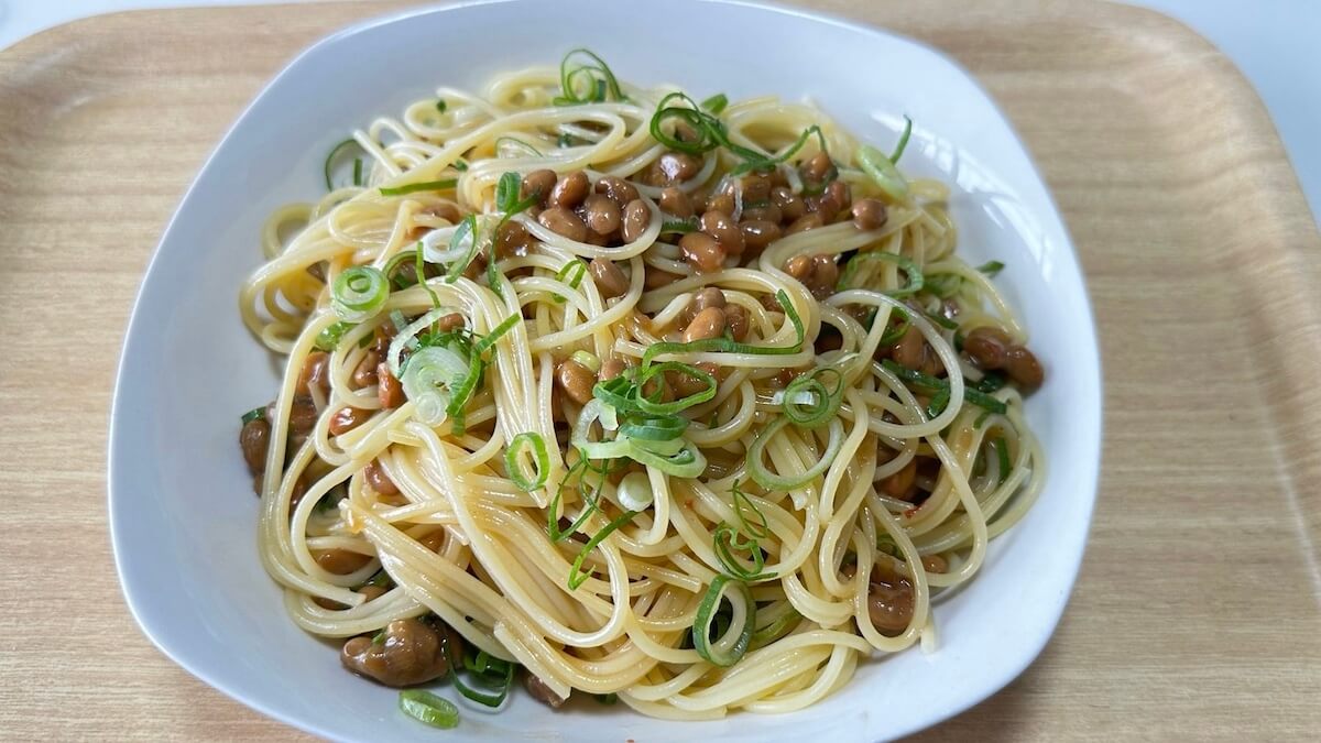 納豆好きが太鼓判、【納豆パスタ】は玉ねぎドレッシングが相性抜群！　食べ過ぎ注意レシピの画像6