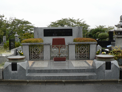 香炉がタバコで灰皿化!?　お彼岸だから行っときたい、あの有名人の墓参り