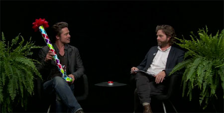 「アンジーとは『フレンズ』みたい？」、ブラピを追い込むインタビューショーが大人気