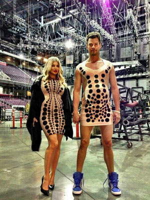 ジョシュ・デュアメル、式典で妻ファーギーに扮した妊婦姿を披露