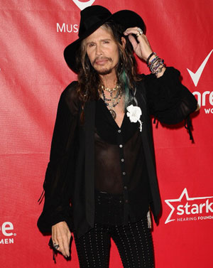 加齢でおっぱいが膨らんだスティーヴン・タイラー、トップレス女性と間違われる