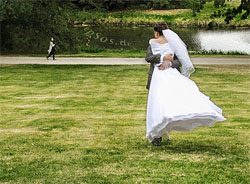 芸能人の結婚式はテレビ用！　一般人がサプライズ演出した場合の悲劇