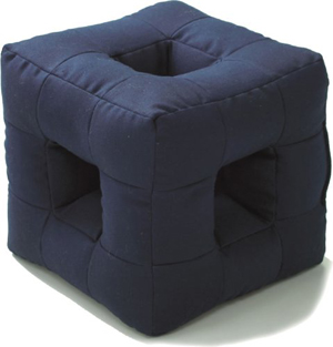 デスクでの仮眠にピッタリ！　「聞こえる ゴロ寝枕」をプレゼント