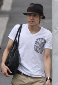 伝説のパーカーも処分！　「いつもチノパン」のA.B.C-Z五関晃一、私服を一新