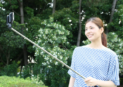 1人行楽の思い出作りにも大活躍？　シュールすぎる“自撮り棒”プレゼント