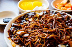 韓国の春行事「独り身の男女が黒い麺を食べる日」…実は恋のチャンスも？