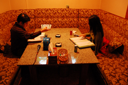 肉体美男子を指名＆お触り！　日本人マダム歓喜の〈大人カラオケ〉inソウル