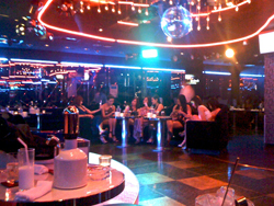 芸能プロ経営のキャバクラオープン!?　売れないタレントのマル秘活用法