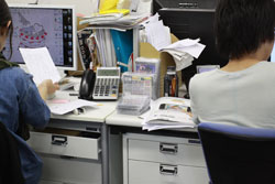 まったく働かない年下男性、仕事を押し付けられてますがどうすれば？