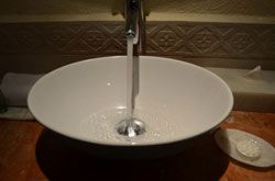 小島よしおは無事なケース？　水漏れが起こした、まさかの隣人トラブル