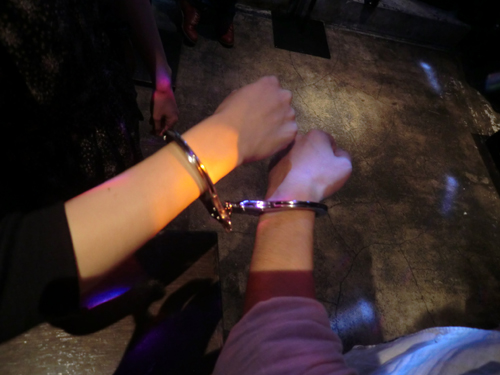 殿方と手錠で繋がれたままナニをする？　手錠合コンに行って来たわよ～