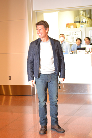 トム・クルーズが羽田に上陸、低身長疑惑の真相を追求してきた！