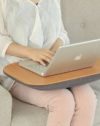 ベッドでソファで仕事がはかどる！　「ひざ上フリーテーブル」をプレゼント