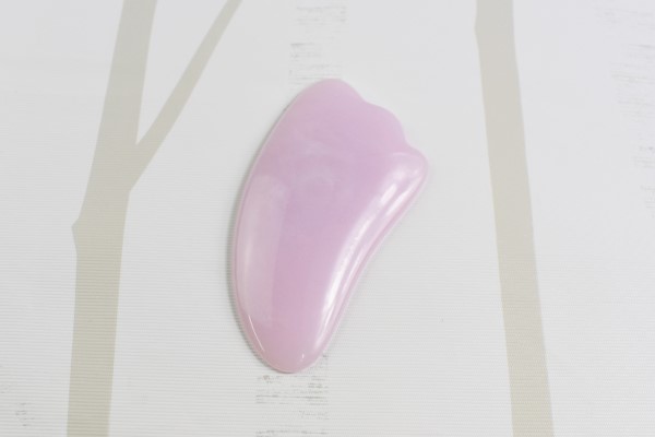 【100均ずぼらシュラン】ダイソー「かっさプレート」古来より中国で伝わる美容法!? 手軽にフェイシャルケアができちゃうの画像2