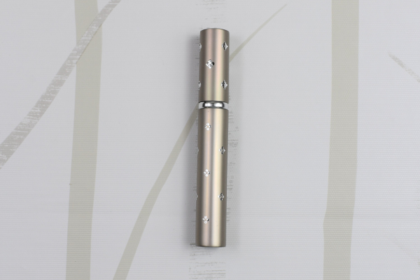 【100均ずぼらシュラン】ダイソー「フラワーストーン付 香水スプレー容器」キラキラ感がキュートすぎ！の画像2