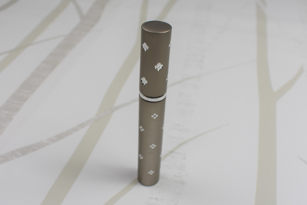 【100均ずぼらシュラン】ダイソー「フラワーストーン付 香水スプレー容器」キラキラ感がキュートすぎ！の画像3