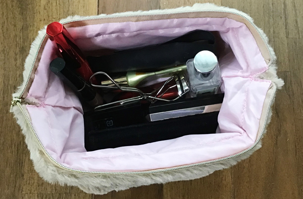 MAQUIAマキア 2019年12月付録「ふわもこコスメポーチ」開口時