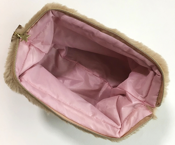 MAQUIAマキア 2019年12月付録「ふわもこコスメポーチ」開口時２