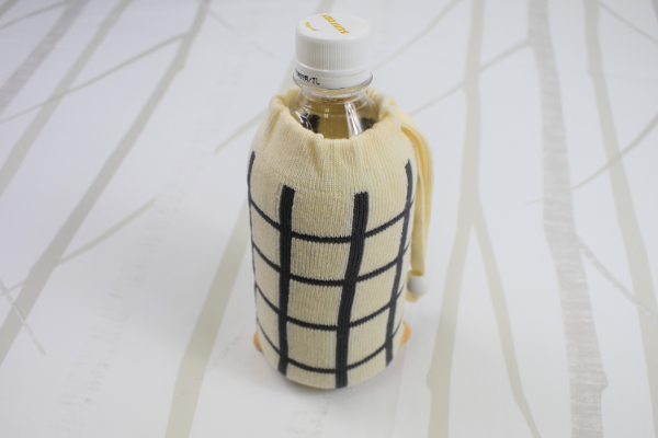 【100均ずぼらシュラン】ダイソー「のびるニットボトルホルダー」靴下みたいなデザインがツボ？の画像1