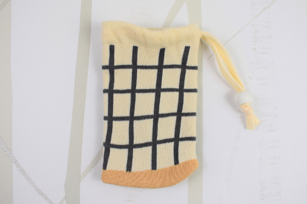 【100均ずぼらシュラン】ダイソー「のびるニットボトルホルダー」靴下みたいなデザインがツボ？の画像3