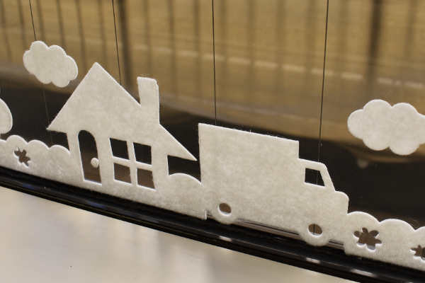 【100均ずぼらシュラン】セリア「結露吸水シート（貼り絵タイプ）町並み」は結露のお悩みを解決する冬の神アイテム!?の画像1