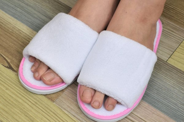 【100均ずぼらシュラン】ダイソー「湯上がりスリッパ」は肌触り抜群で、お風呂上がりが快適に！の画像5