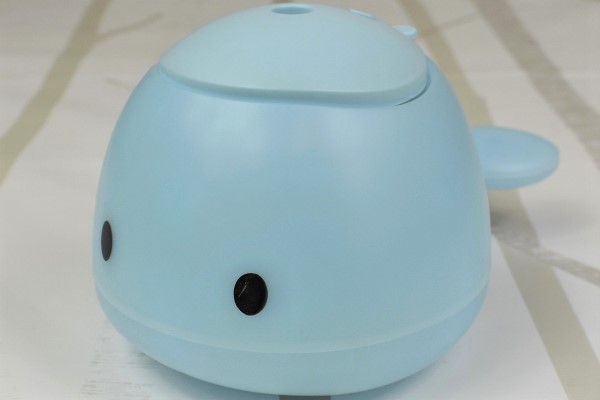 【100均ずぼらシュラン】ダイソー「ミニ加湿器（くじら）」デスクの上でつぶらな瞳が見つめてくる！の画像1