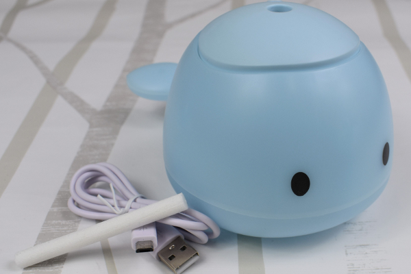 【100均ずぼらシュラン】ダイソー「ミニ加湿器（くじら）」デスクの上でつぶらな瞳が見つめてくる！の画像3