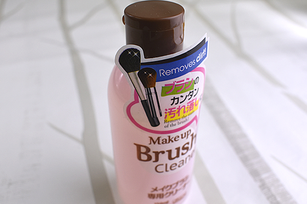 【100均ずぼらシュラン】ダイソー「メイクブラシ専用クリーナー」が洗浄力バツグン！の画像1