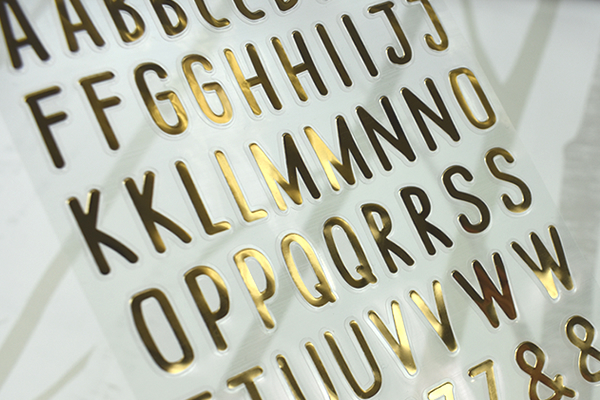 【100均ずぼらシュラン】ダイソー「エンボスステッカー」お気に入りの言葉でインテリアをアレンジ！の画像1