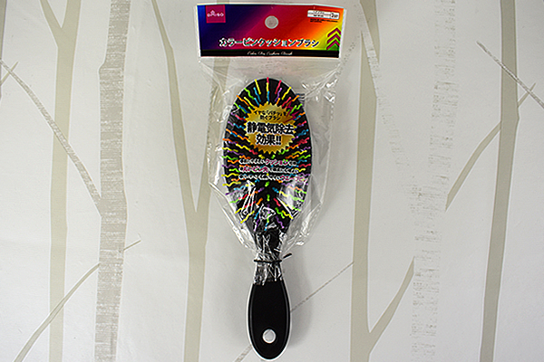 【100均ずぼらシュラン】ダイソー「カラーピンクッションブラシ」奇抜な見た目とは裏腹に超優秀！の画像2