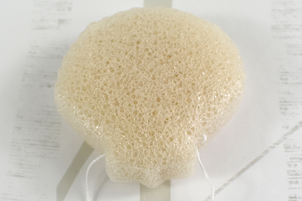 【100均ずぼらシュラン】ダイソー「こんにゃくパフ シェル」カチカチが水に濡らすとふわふわに！の画像3