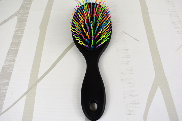 【100均ずぼらシュラン】ダイソー「カラーピンクッションブラシ」奇抜な見た目とは裏腹に超優秀！の画像3