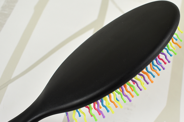 【100均ずぼらシュラン】ダイソー「カラーピンクッションブラシ」奇抜な見た目とは裏腹に超優秀！の画像4