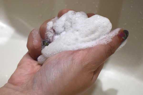 【100均ずぼらシュラン】ダイソー「こんにゃくパフ シェル」カチカチが水に濡らすとふわふわに！の画像6