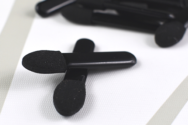 【100均ずぼらシュラン】ダイソーコスメ「UG ミニアイシャドウチップセット」肌触り優しくコスパ最強！の画像1