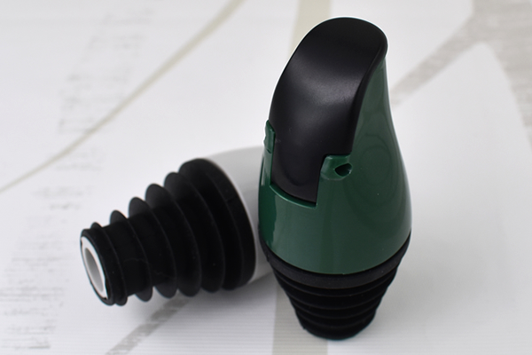 【100均ずぼらシュラン】ダイソー「ボトルキャップ」でキャップの開け閉めが面倒な悩み、即解決！の画像1