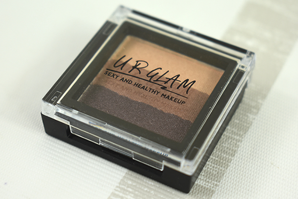 【100均ずぼらシュラン】ダイソーコスメ「UG グラデーションアイシャドウ BG-1」なら簡単ひと塗りでズボラ向き!?の画像1