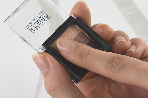 【100均ずぼらシュラン】ダイソーコスメ「UG グラデーションアイシャドウ BG-1」なら簡単ひと塗りでズボラ向き!?の画像4